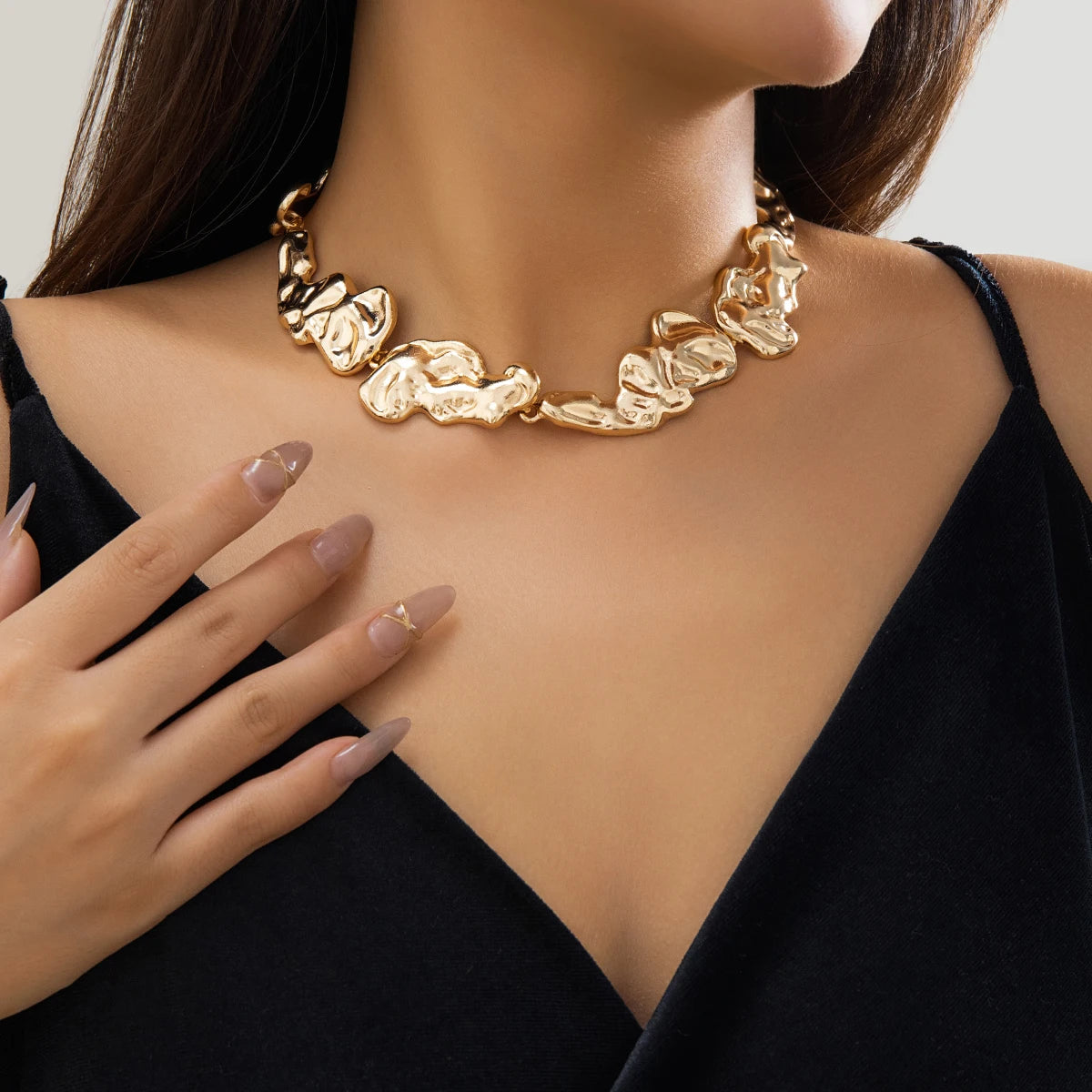 A Bold Metal Choker Designed for Women Who Dare to Stand Out