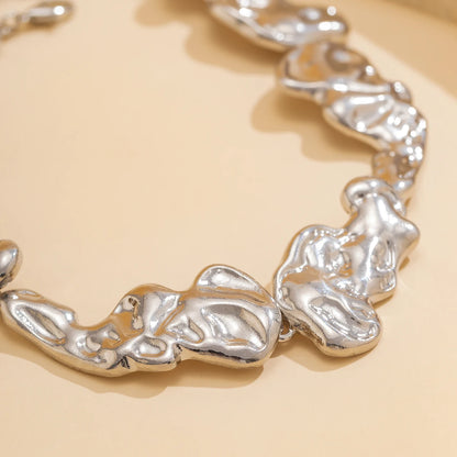 A Bold Metal Choker Designed for Women Who Dare to Stand Out