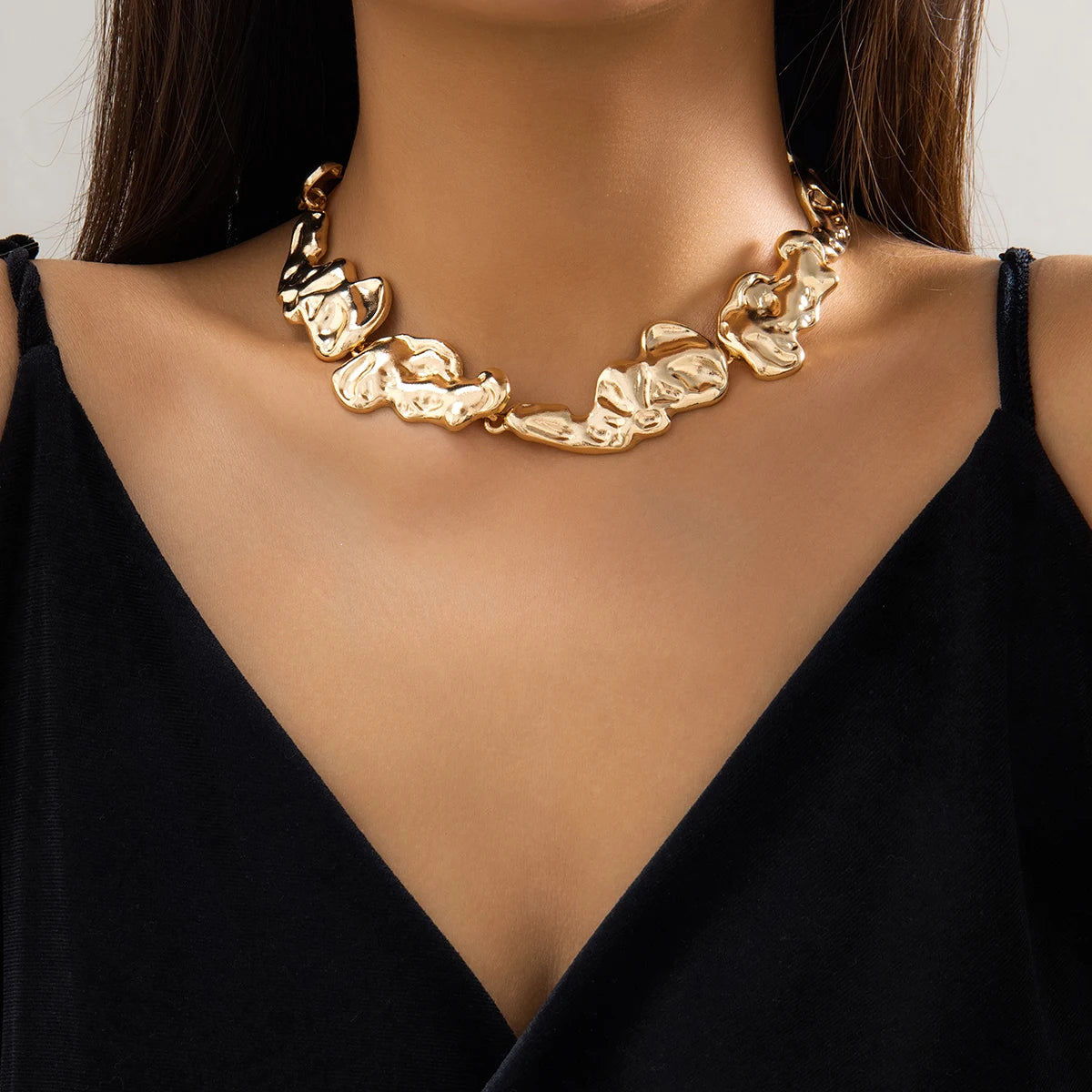 A Bold Metal Choker Designed for Women Who Dare to Stand Out
