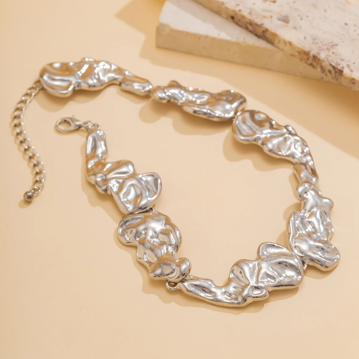 A Bold Metal Choker Designed for Women Who Dare to Stand Out