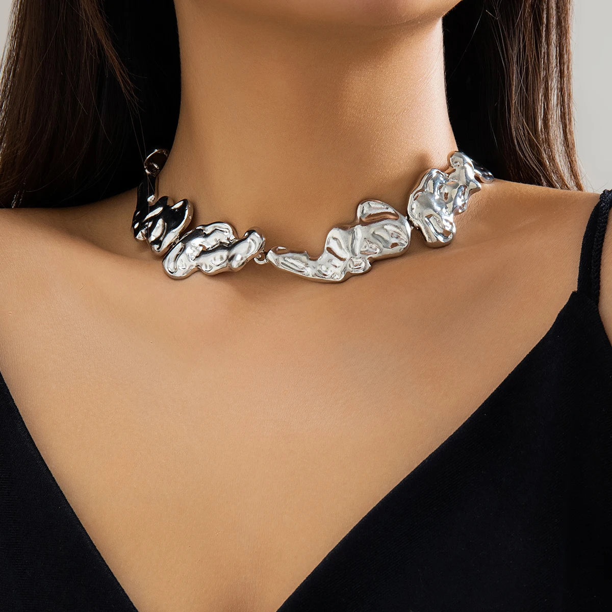 A Bold Metal Choker Designed for Women Who Dare to Stand Out