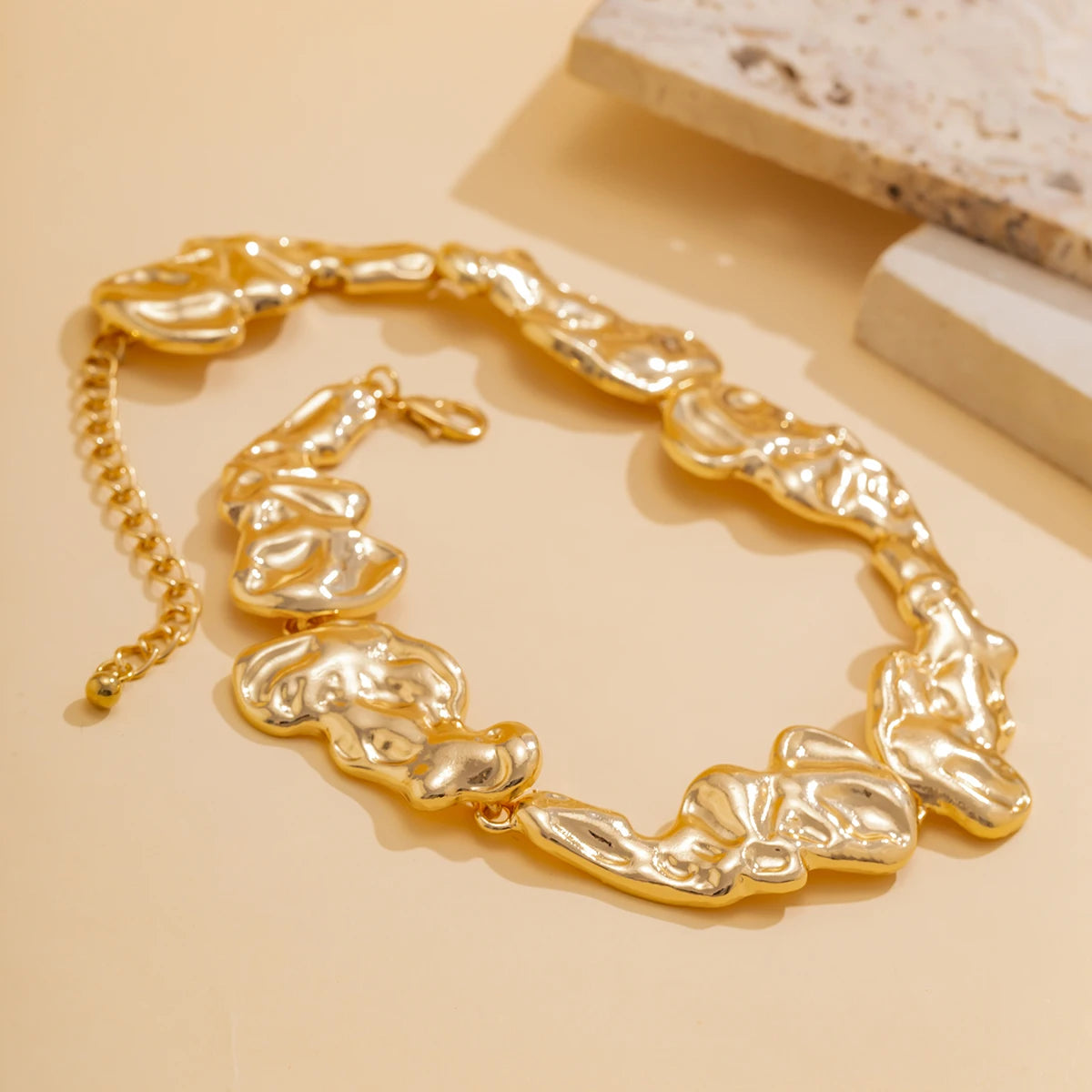 A Bold Metal Choker Designed for Women Who Dare to Stand Out