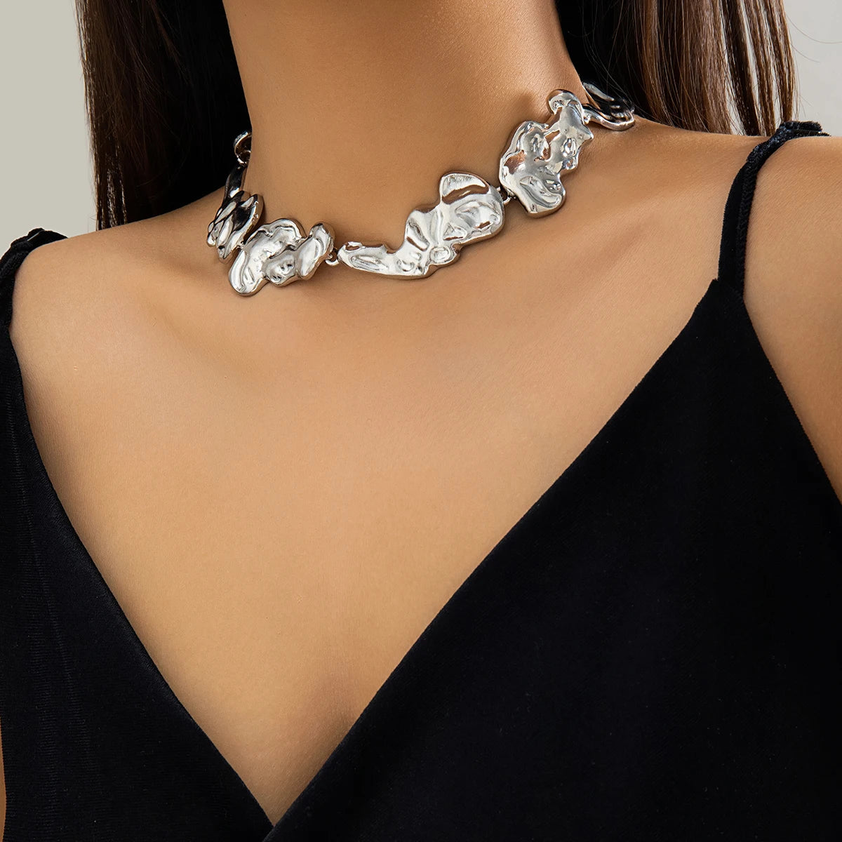 A Bold Metal Choker Designed for Women Who Dare to Stand Out