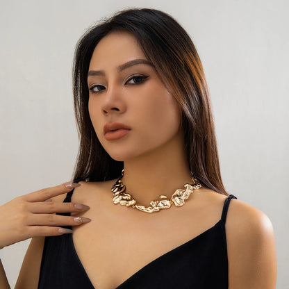 A Bold Metal Choker Designed for Women Who Dare to Stand Out