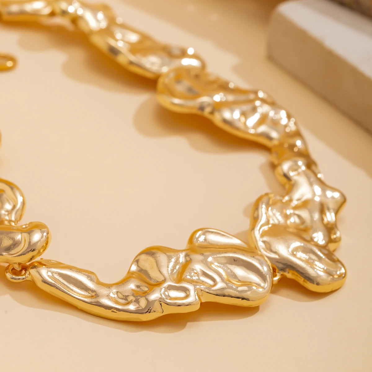 A Bold Metal Choker Designed for Women Who Dare to Stand Out