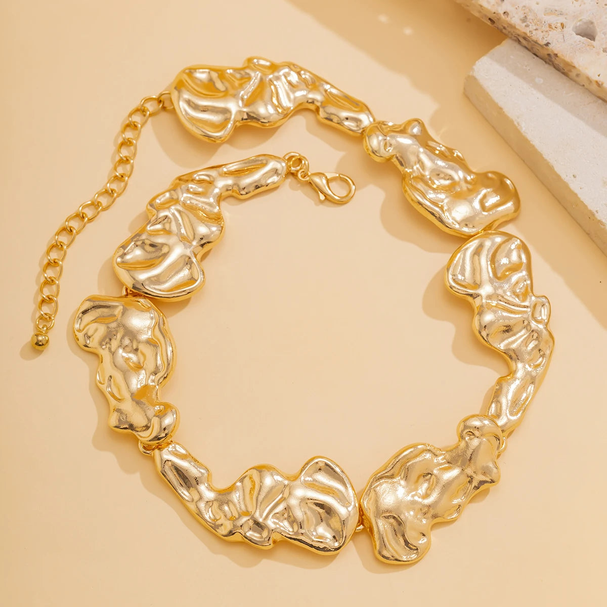 A Bold Metal Choker Designed for Women Who Dare to Stand Out