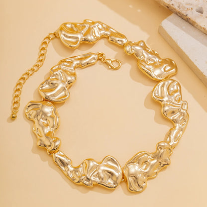A Bold Metal Choker Designed for Women Who Dare to Stand Out