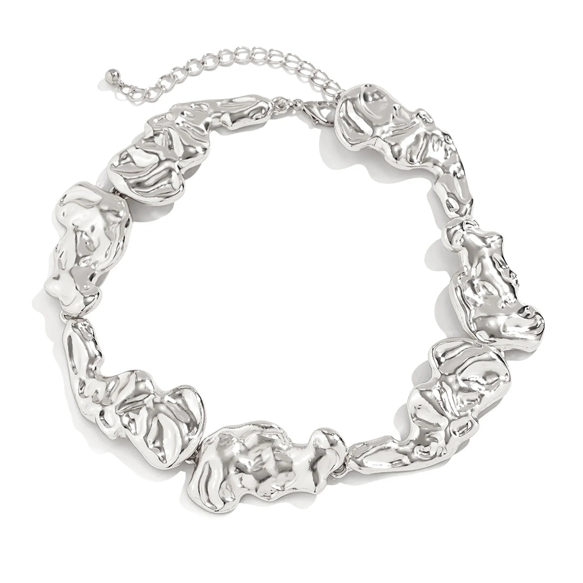 A Bold Metal Choker Designed for Women Who Dare to Stand Out