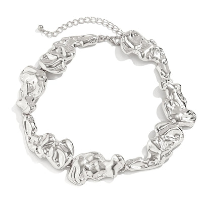 A Bold Metal Choker Designed for Women Who Dare to Stand Out